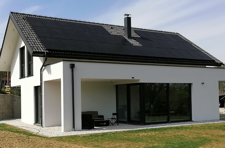 Soncna elektrarni na strehi, ki ustvarja visoke prihranke.